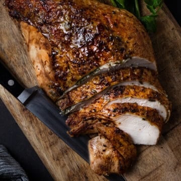 sliced turkey breast on cutting board.