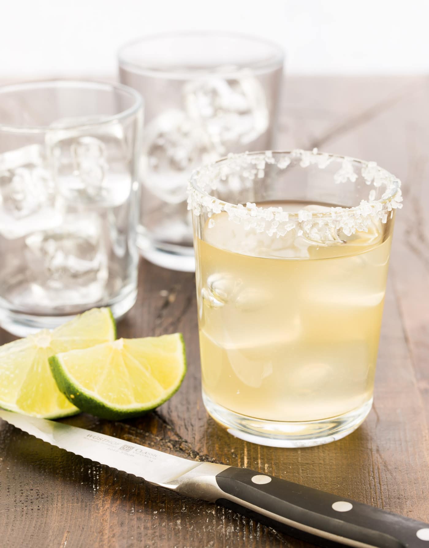 vlierbloesem Margarita in glazen beker met limoenen en zout.