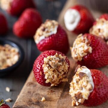 cheesecake stuffed strawberries featured image