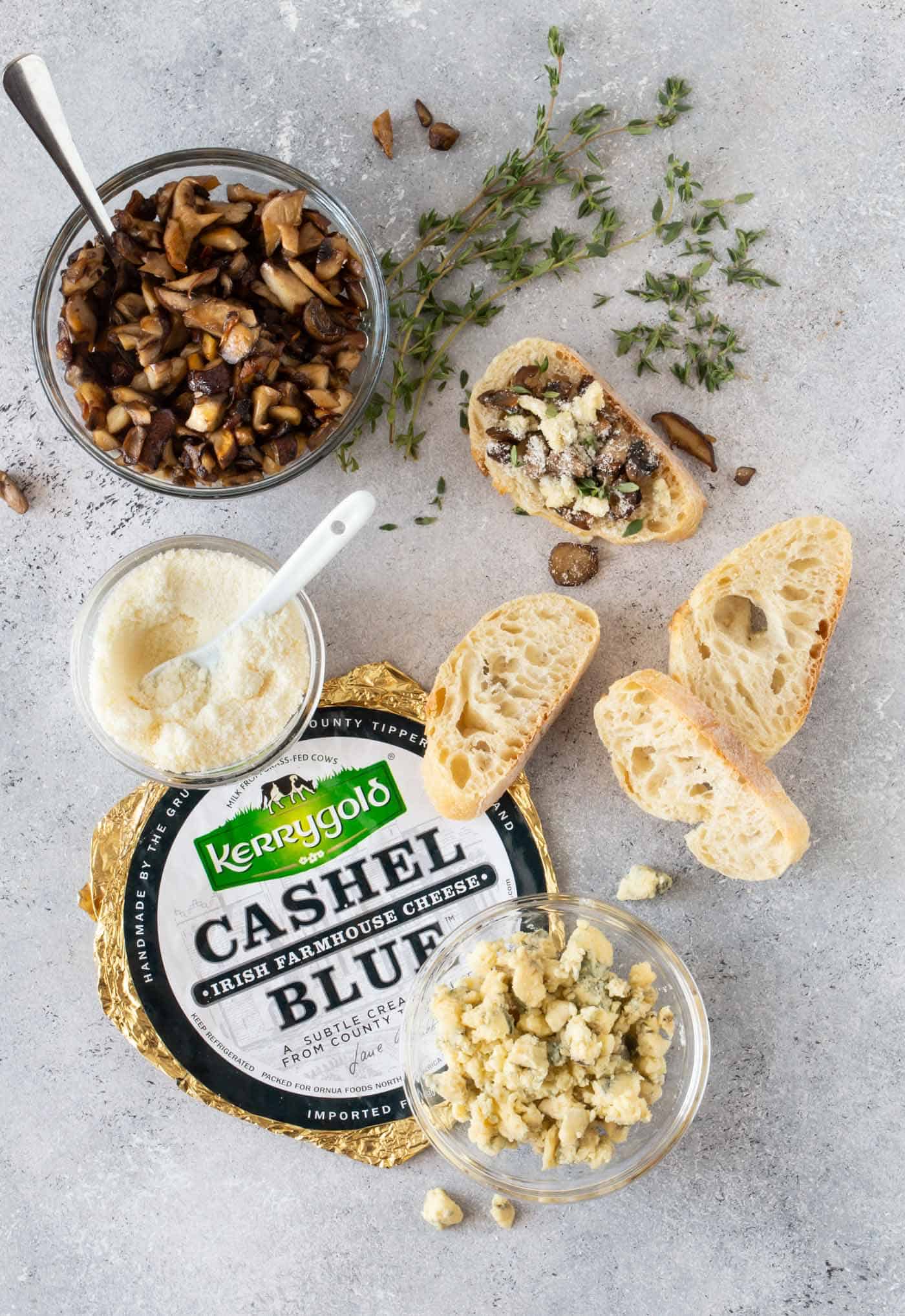mushroom crostini with blue cheese and thyme