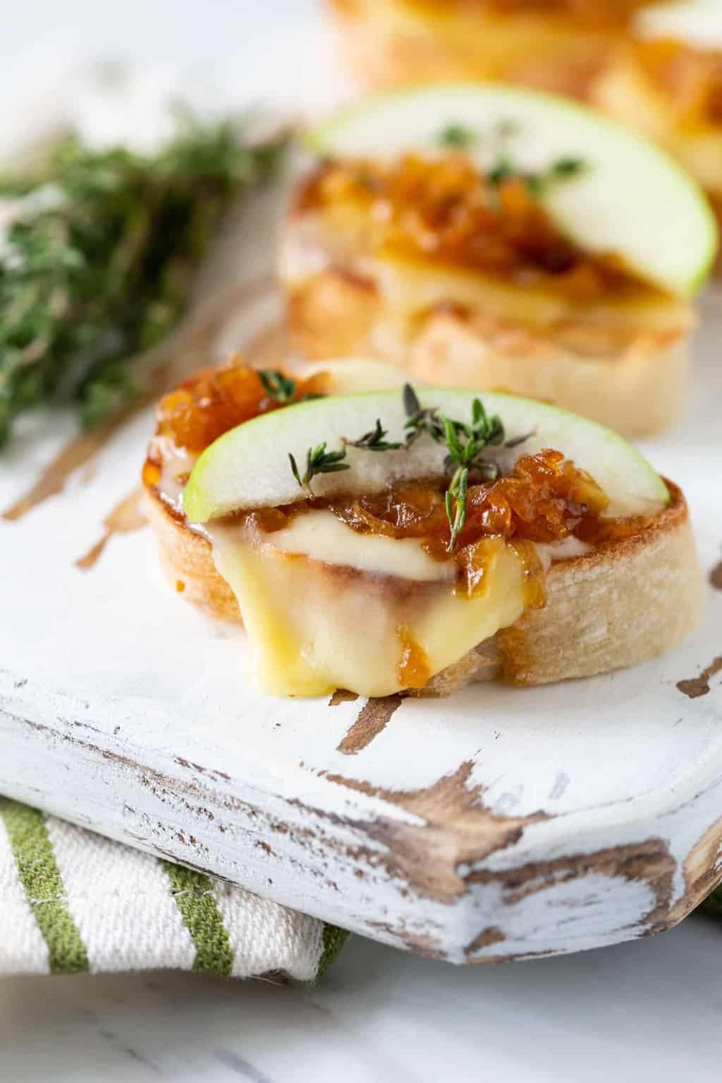 cheese crostini with caramelized onions, apples and thyme