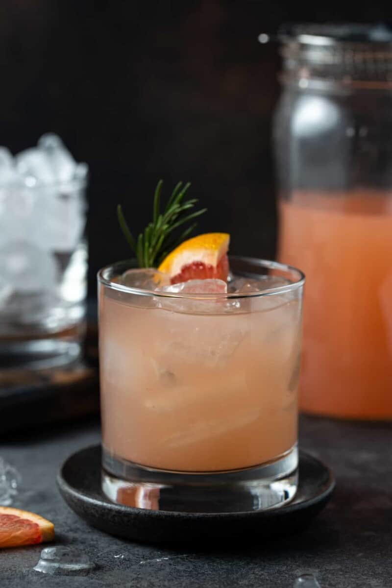A close up of a glass with Greyhound and Gin.