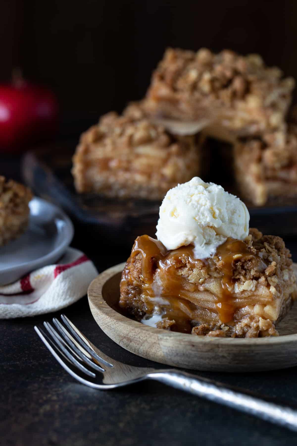 Apple bar on plate with caramel sauce and vanilla ice cream. 