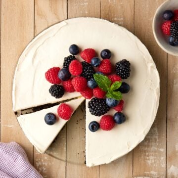 Cheesecake with fresh berries and mint.