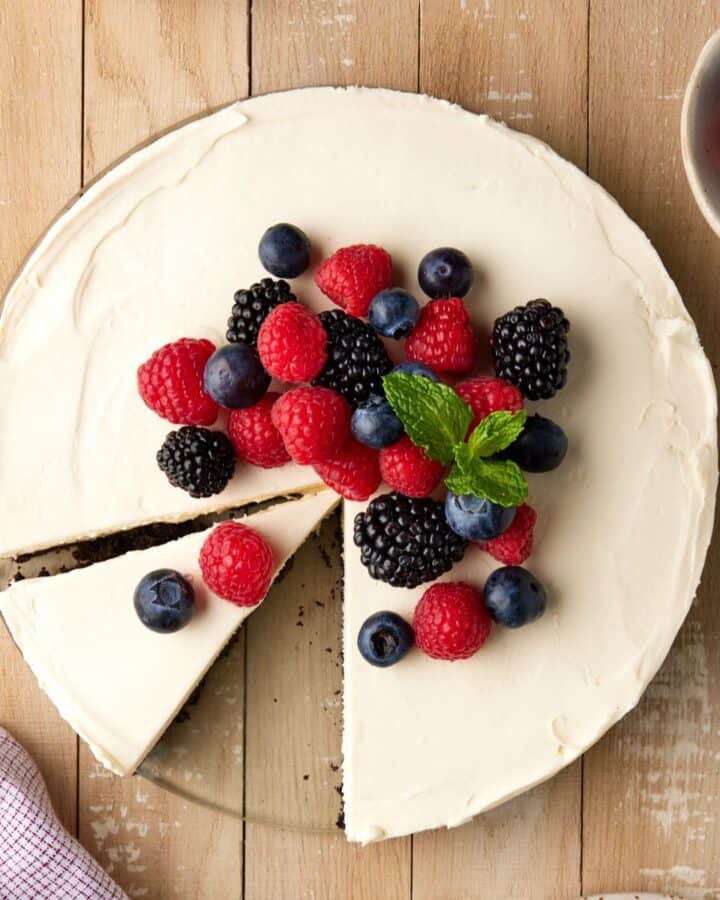 Cheesecake with fresh berries and mint.