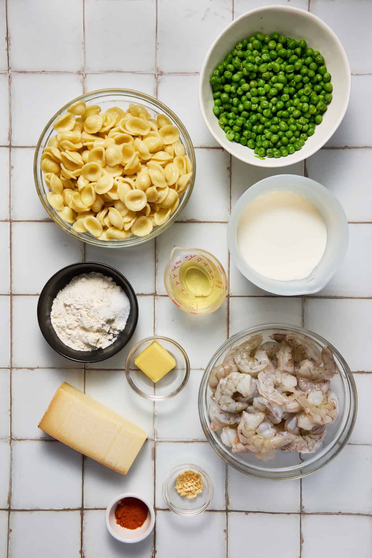 Ingredients needed to make shrimp pasta.