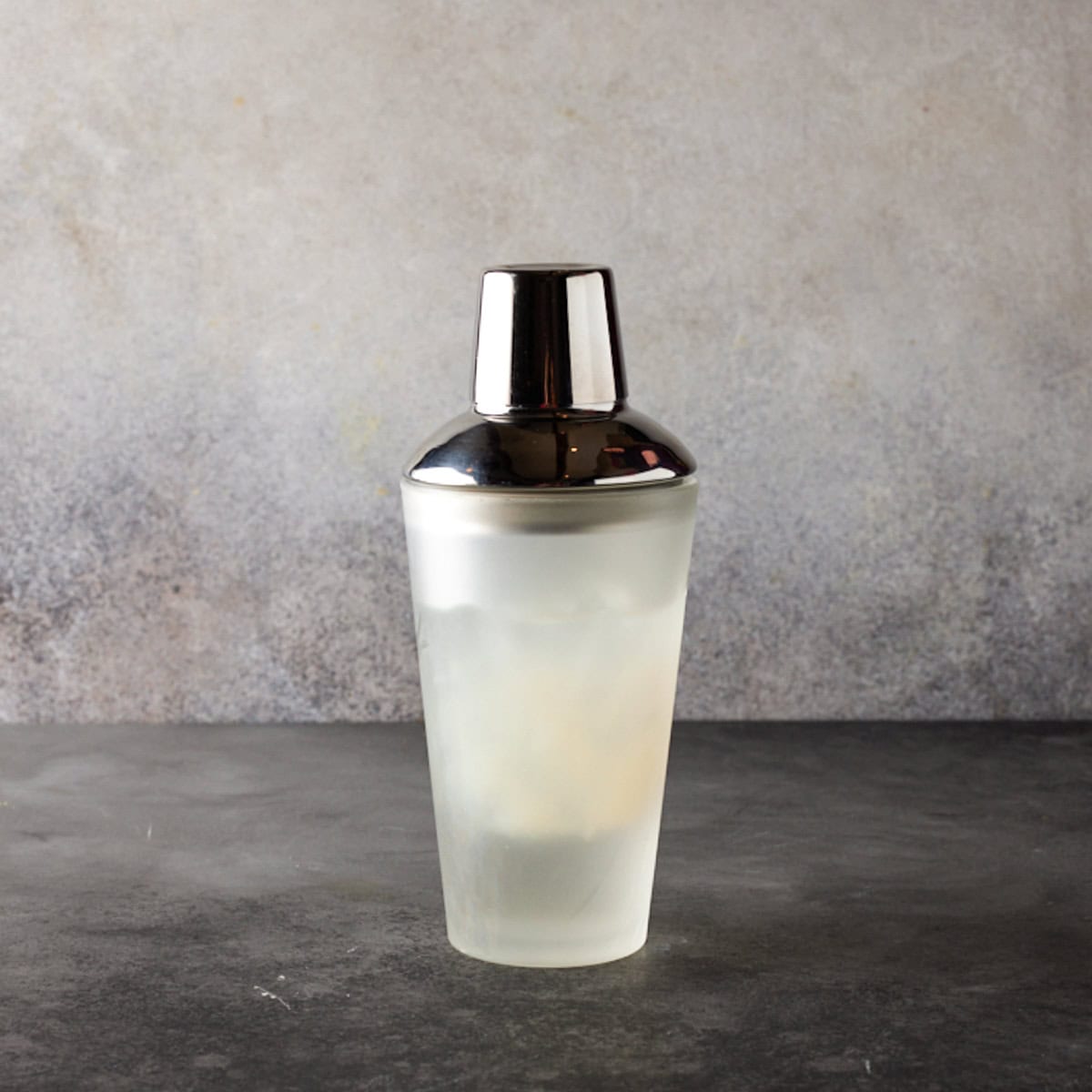 Shaker covered filled with French 76.